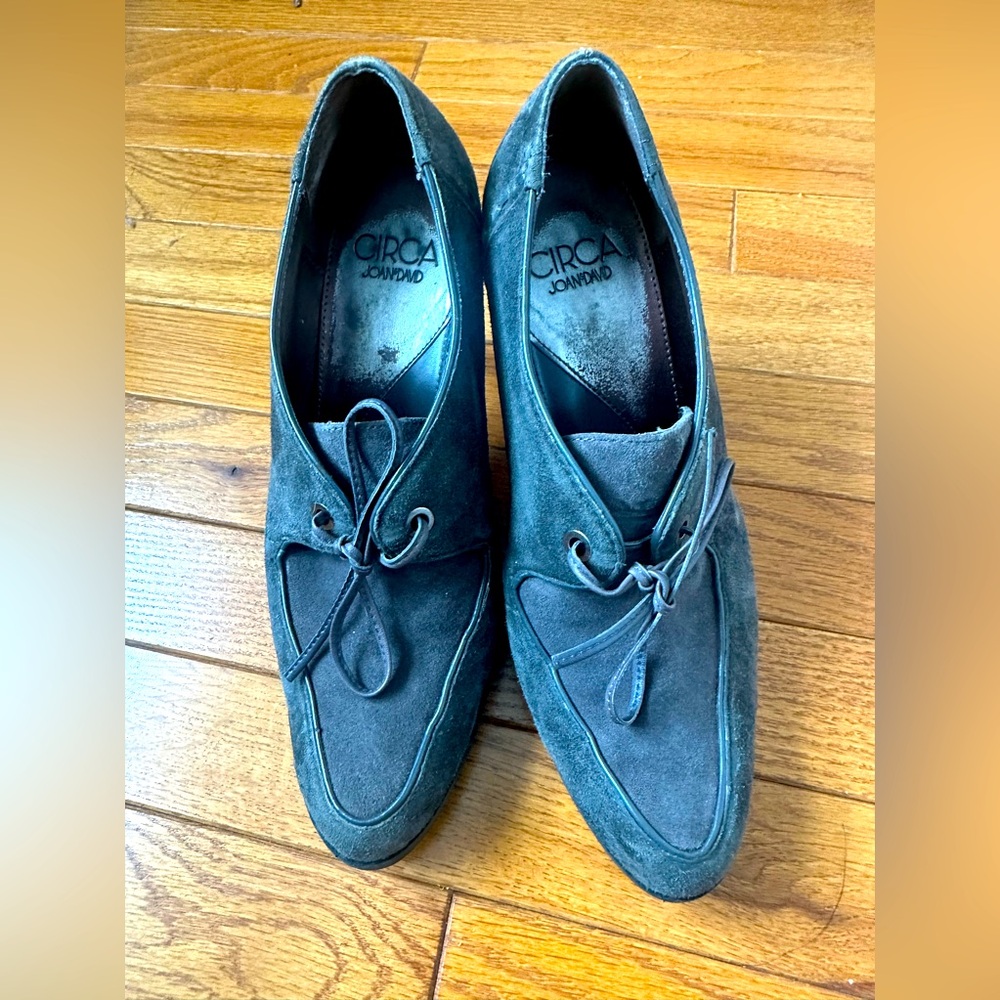 Size 7.5 Circa Joan & David suede heels